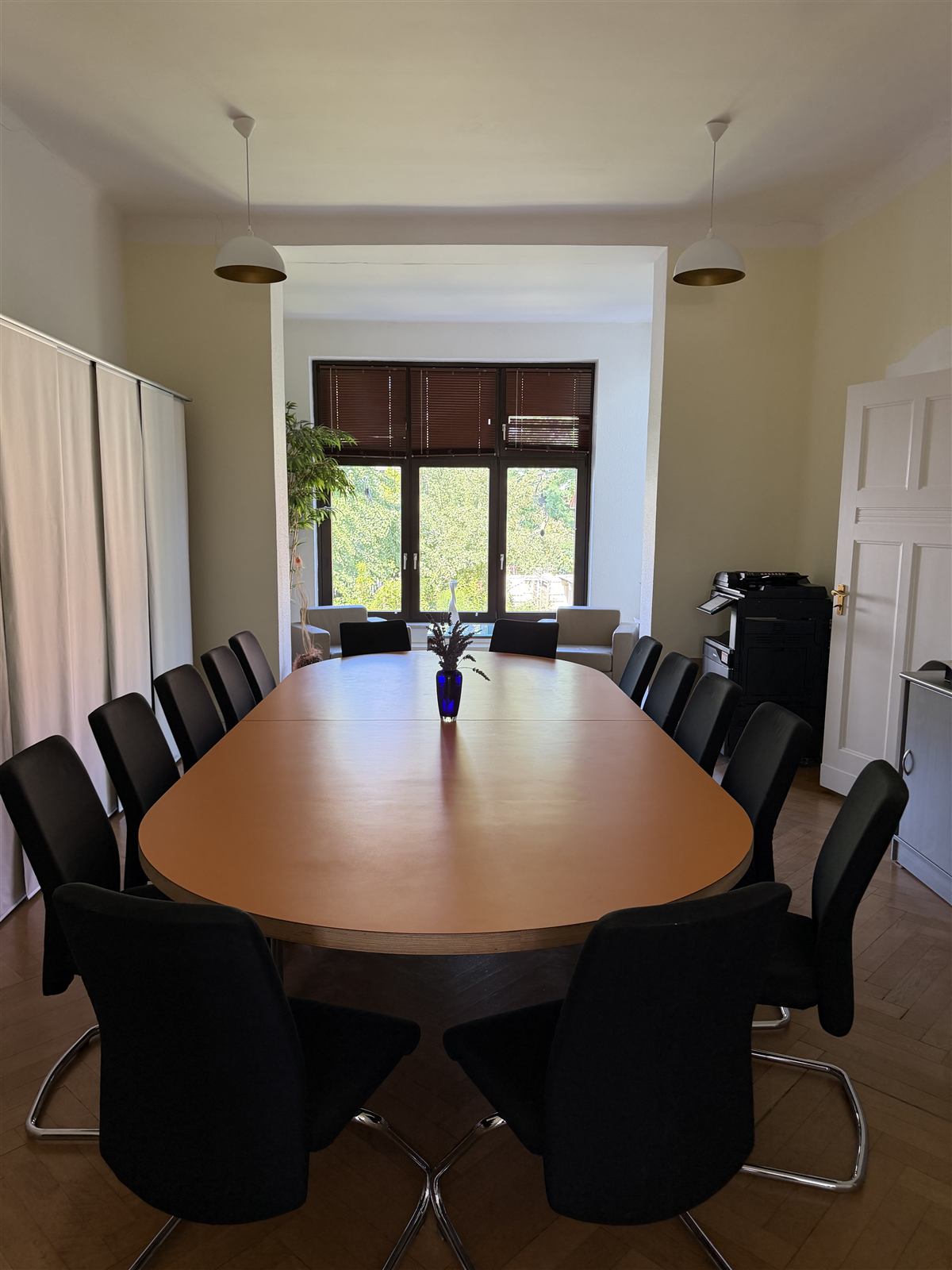 Versammlungsraum der Apart Immobilienverwaltung Magdeburg mit langem Tisch für die Eigentümerversammlung