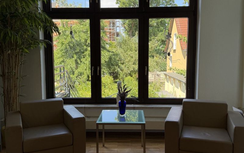 Helle Sitzecke in einer Altbauwohnung aus der Vermietung der Hausverwaltung Magdeburg