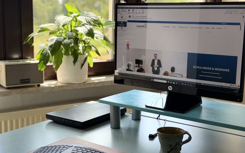 Arbeitsplatz im Büro der APART Hausverwaltung Magdeburg mit Blick ins Grüne